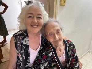 Susan Heagy besucht Karla aus Rumänien, die den Holocaust überlebt hat.