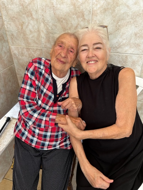 Die Holocaust-Überlebende Miriam wurde von einem Paten „adoptiert“ und ist nach einem langen Briefwechsel aufgeblüht. Heute schreibt sie rege E-Mails mit ihrem Paten. 